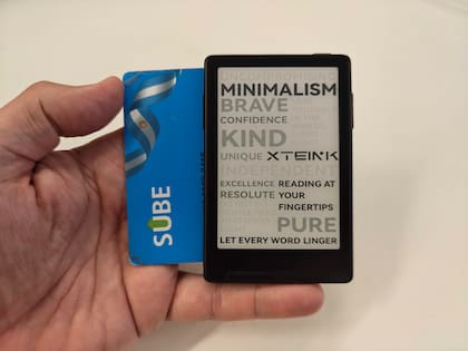 El Xteink X3 es un minúsculo lector de ebooks, con una pantalla de tinta electrónica de 3,7 pulgadas, 58 gramos de peso y 5,1mm de grosor