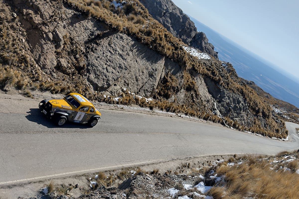 El XX Gran Premio Argentino Histórico ofrecerá postales como ésta; coches históricos transitando caminos pictóricos de montaña.