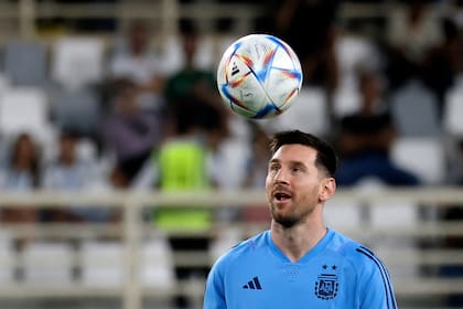 Él y la pelota... Lionel Messi, durante el primer entrenamiento en Abu Dhabi