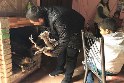 Él y su papá Nicolás, son los encargados de mantener el hogar alimentado con troncos y leña
