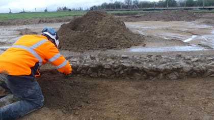 El yacimiento arqueológico se articula en torno a un manantial natural que parece haber sido venerado en el Neolítico, y que se convirtió en lugar de un monumento paisajístico en la época tardorromana