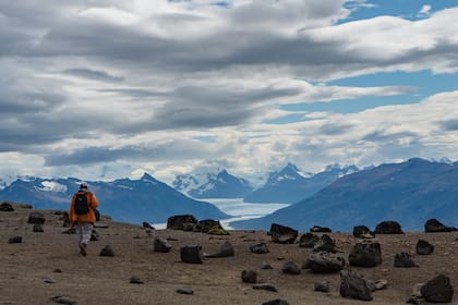 El yacimiento paleontológico en Estancia Anita, escenario de múltiples hallazgos paleontológicos, de fondo el glaciar Perito Moreno, Santa Cruz