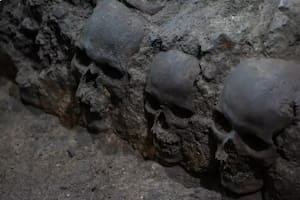 El yacimiento, ubicado a varios metros de profundidad, se cree que pertenece al costado este y la fachada externa de la torre de cráneos del Huei Tzompantil, una plataforma construida entre 1486 y 1502 (Foto: Gentileza LADbible)