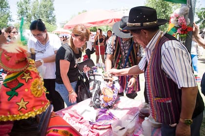 El yatiri bendice una ofrenda