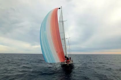 El yate Abel Tasman del equipo de investigación Northwest Passage Ocean Science Expedition navegó alrededor del Ártico con una vela de las rayas climáticas