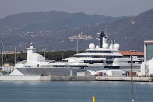 El yate multimillonario Scheherazade, atracado en el puerto toscano de Carrara, en la Toscana