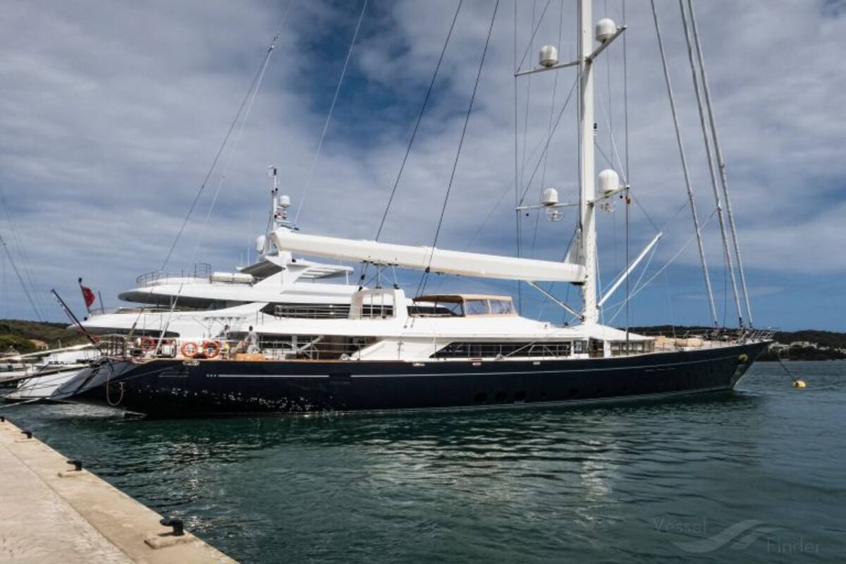 El yate que naufragó en la costa de Sicilia.
