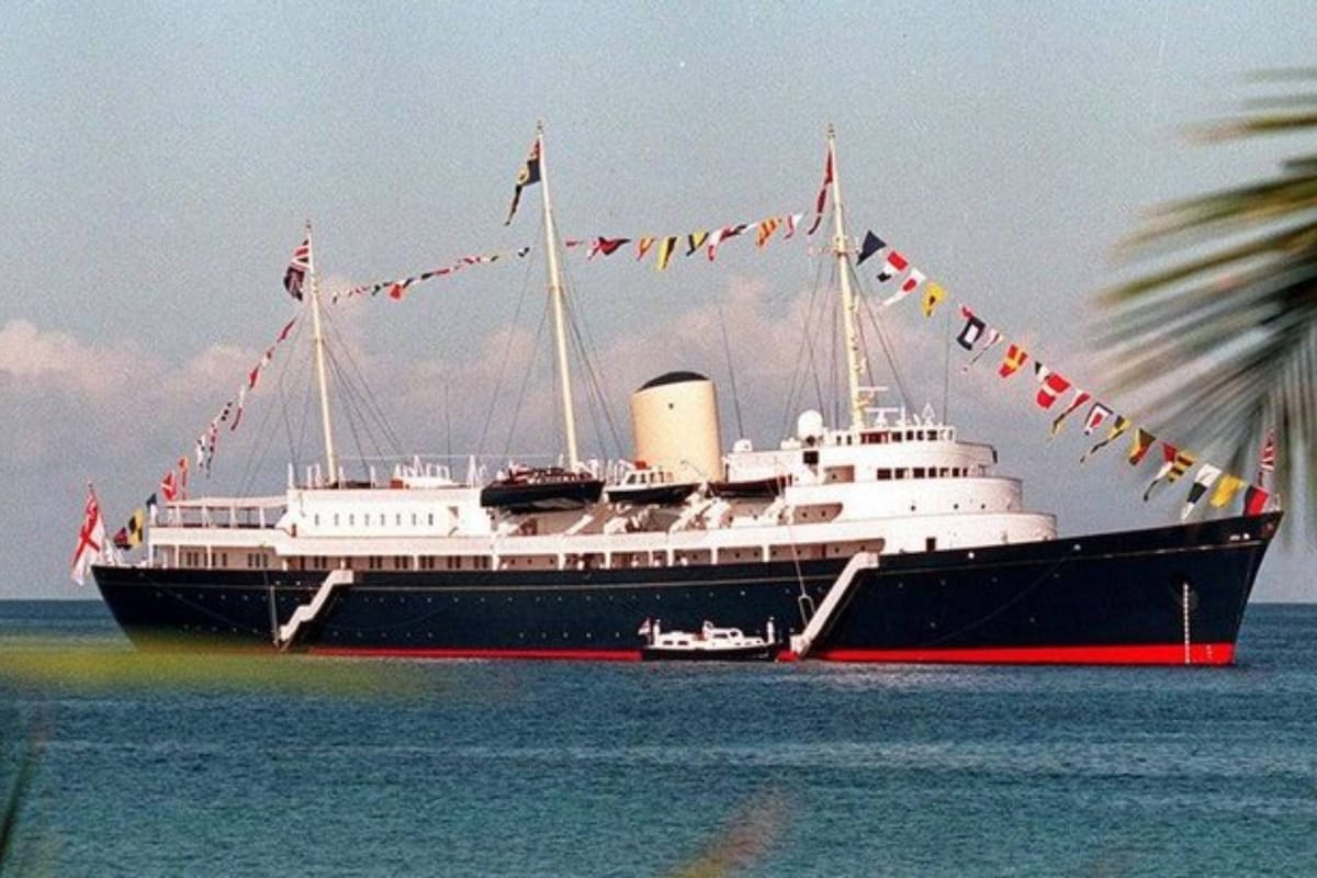 El yate real anterior, el Britannia, fue desmantelado en 1997 y desde entonces se utiliza como una atracción turística