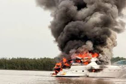 El yate Tango se incendió en el río Paraná