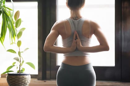 El yoga aumenta la capacidad respiratoria, mejora la postura y modela el cuerpo