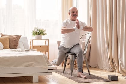 El yoga en silla es una adaptación ingeniosa del yoga tradicional, diseñada específicamente para realizarse mientras se está sentado o se utiliza la silla como soporte