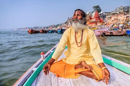 El yoga es una práctica física, mental y espiritual que se originó en la India hace miles de años, y que hoy es practicada por millones en el mundo