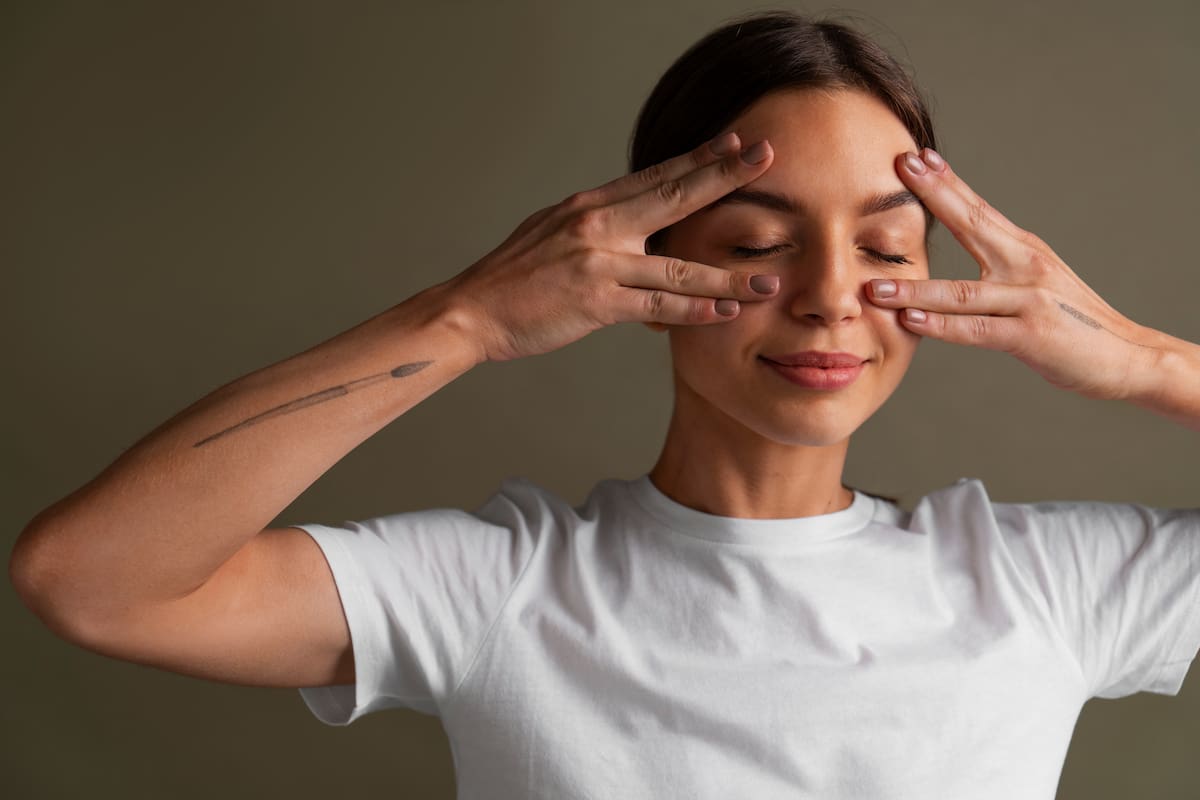 El yoga facial es una práctica que consiste en realizar una serie de ejercicios y movimientos específicos con los músculos del rostro (Foto ilustrativa: Freepik)