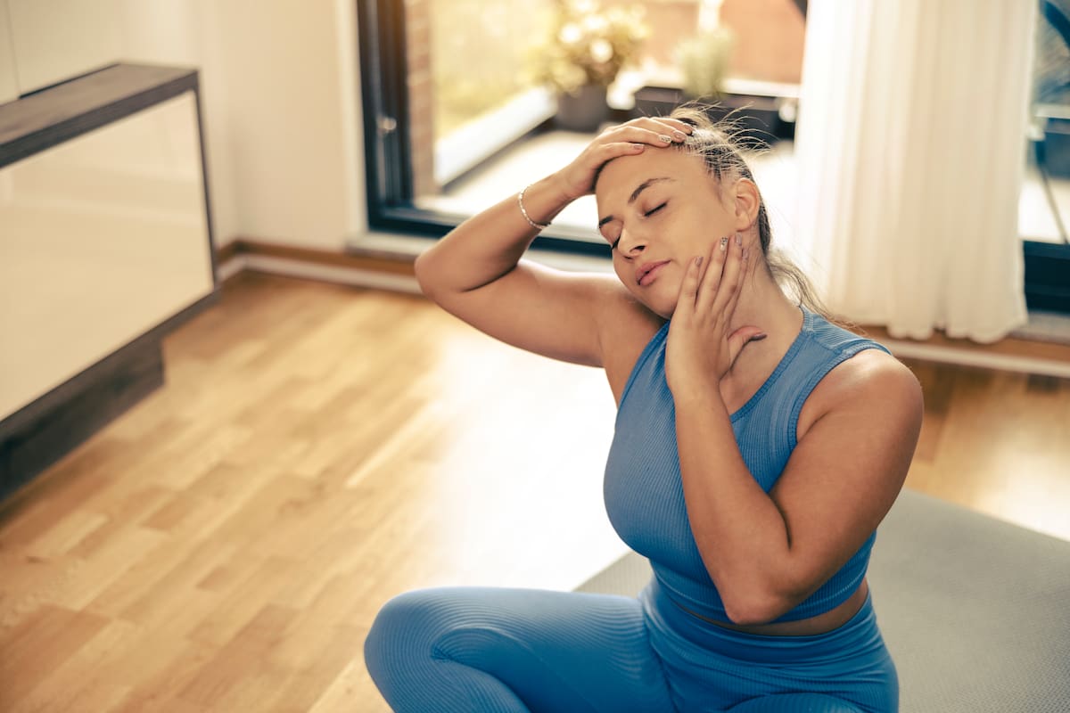 El yoga incorpora un componente diferente al combinar posturas físicas, control de la respiración y prácticas de meditación