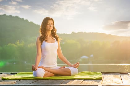 El yoga matutino se debe comenzar con movimientos lentos y suaves. Escuchar cómo se siente el cuerpo, liberando cualquier postura que cause malestar