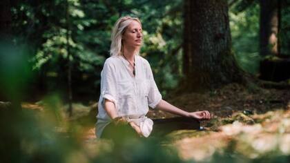 El yoga se puede comenzar practicando en casa, estudiando en línea, leyendo libros o buscando clases comunitarias gratuitas o basadas en donaciones
Foto: iStock