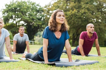 El yoga también es un ejercicio que ayuda a bajar los kilos de más
