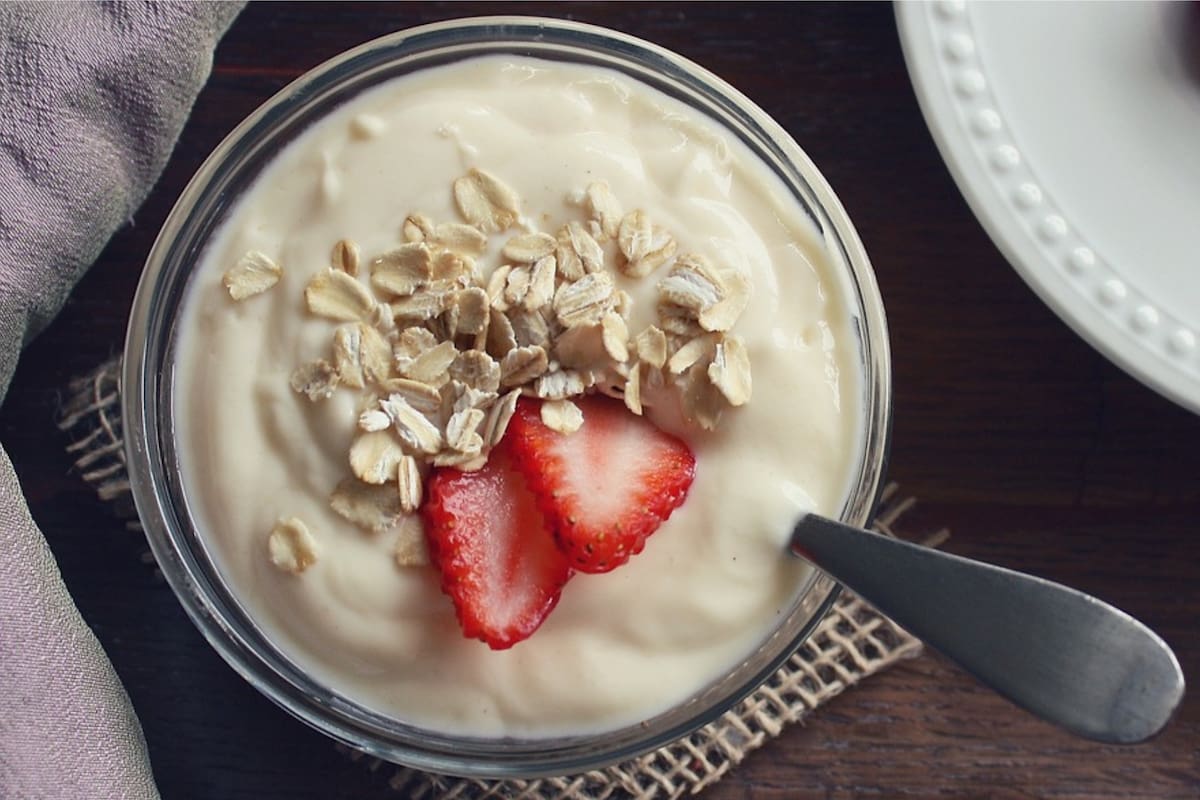 El yogur es una fuente de probióticos que contiene bacterias beneficiosas que ayudan a mantener una flora intestinal saludable (Foto ilustrativa: PIXABAY)