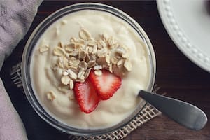 El yogur es una fuente de probióticos que contiene bacterias beneficiosas que ayudan a mantener una flora intestinal saludable (Foto ilustrativa: PIXABAY)