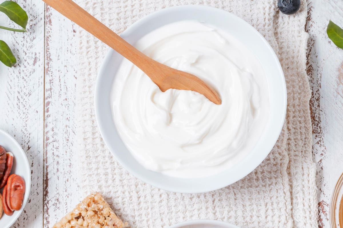 El yogur griego contiene grasas saludables que ayuda a sentir saciedad.