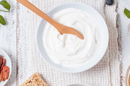 El yogur griego contiene grasas saludables que ayuda a sentir saciedad.