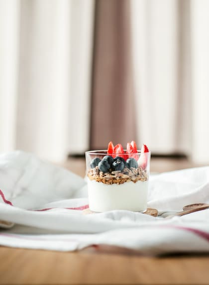 El yogur griego contiene proteínas que fortalecen los músculos, y calcio que mejora la salud ósea (Archivo)