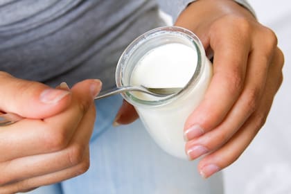 El yogur griego es un alimento fermentado que tiene cultivos vivos que benefician la microbiota intestinal