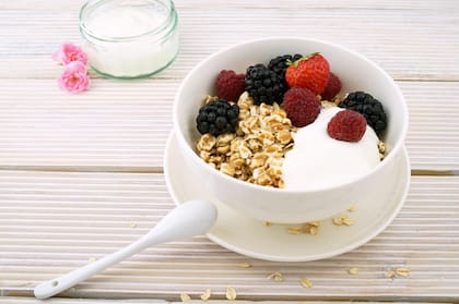 El yogur natural con granola es una buena combinación de carbohidratos y proteínas para la recuperación muscular