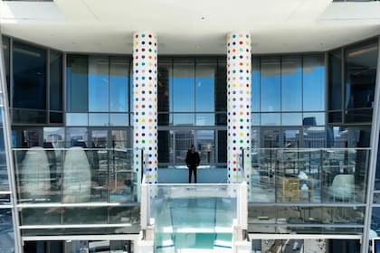 El youtuber desde el balcón con vistas panorámicas a la ciudad