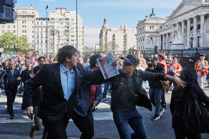 El youtuber Franco Antúnez, alias Fran Fijap, corre para escapar de la agresión de manifestantes