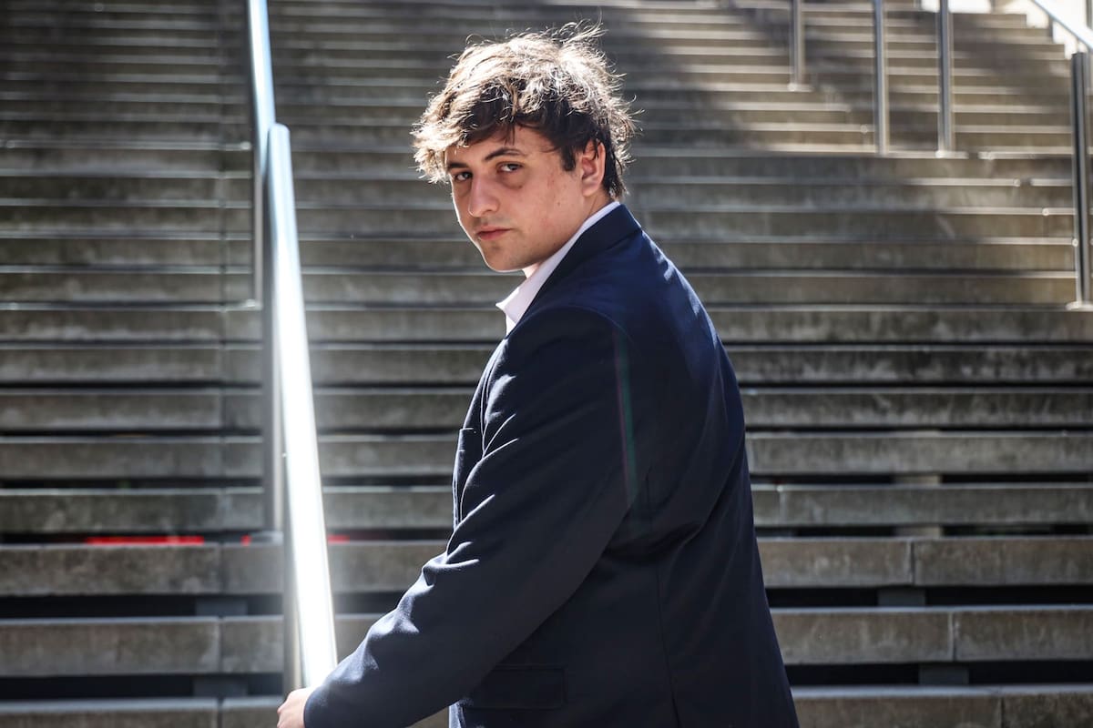El youtuber libertario Franco Iván Jeremías Antunes Puchol, alias Fran Fijap, acompañó a Santiago Caputo al choque con Facundo Manes; no tiene cargo en el Estado, pero frecuenta los pasillos de la Casa Rosada