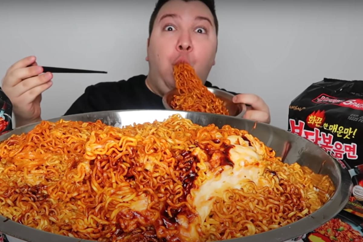 El youtuber que llevó su show al extremo de engordar 100 kilos