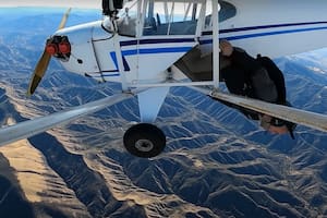 El youtuber Trevor Jacob se arroja de la avión con un paracaídas, un incidente aéreo cuestionado por la audiencia que ahora está siendo investigado por la agencia gubernamental estadounidense de aviación