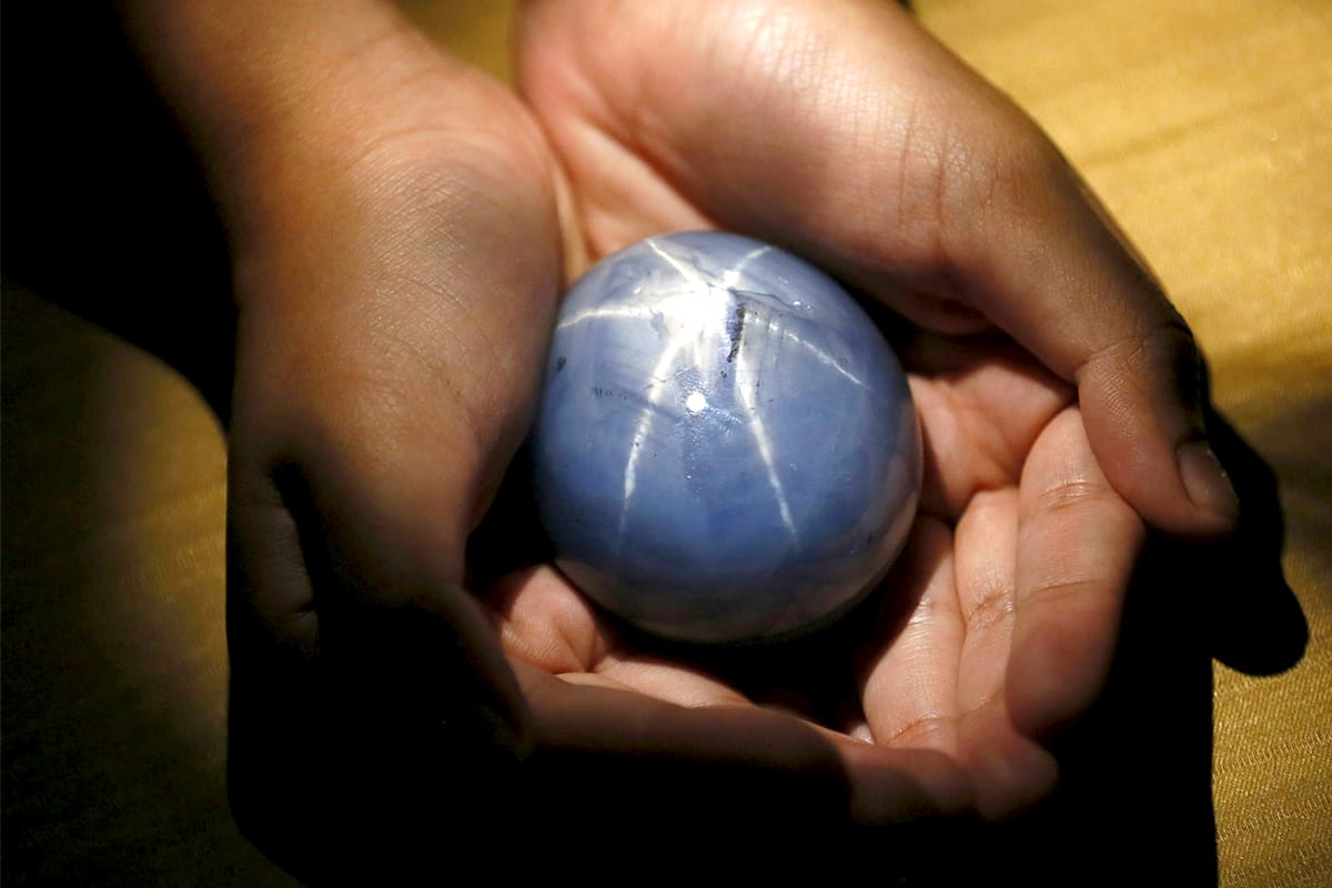 El zafiro estrella fue descubierto en Sri Lanka mientras un equipo de obreros trabajaba en el patio de una casa