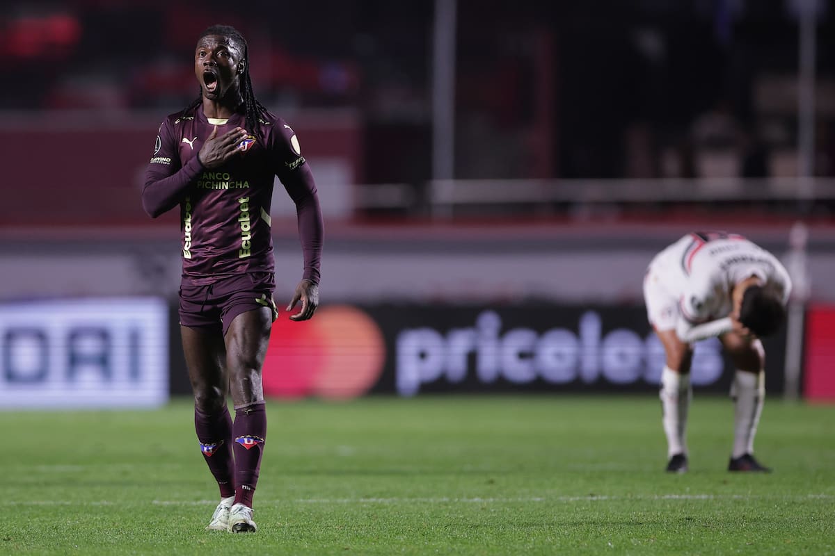 El zaguero de Liga de Quito, Ricardo Ade, festeja la victoria sobre Sao Paulo, en los cuartos de final de la Copa Libertadores: el local se perdió dos goles insólitos y lo pagó caro.