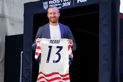 El zaguero estadounidense Tim Ream durante el anuncio de la convocatoria de la selección nacional que disputará el Mundial 2026, el martes 26 de mayo de 2026, en Nueva York. (AP Foto/Eduardo Muñoz Álvarez)