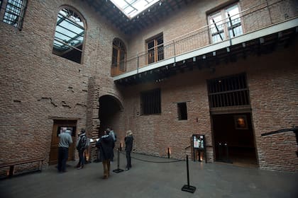 Los restos de cimientos, muros, pisos, aljibes y pozos ciegos fueron construidos y destruidos entre 1730 y 1865