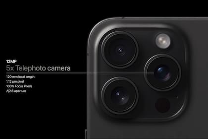 El zoom 5x del iPhone 15 Pro Max tiene un sistema de prismas para alejar el sensor de la lente y lograr los aumentos requeridos