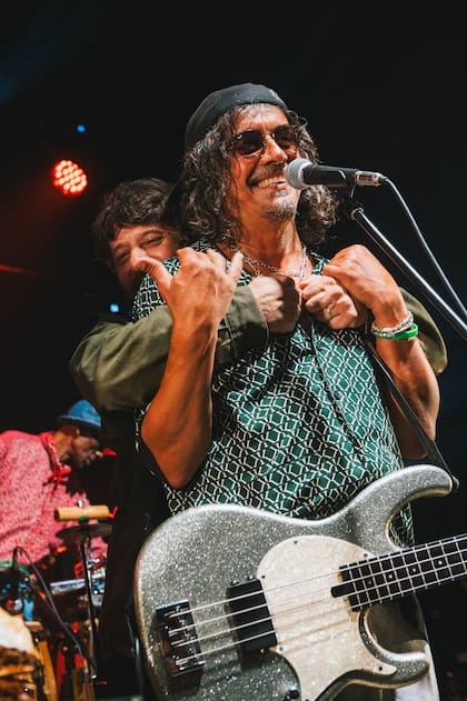 El Zorrito festejó su cumple en Medio y Medio con un show consagrado al repertorio de Charly. En la imagen lo abraza el fundador del festival, Leandro Quiroga