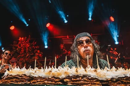 El Zorrito y su Rogel gigante de cumpleaños