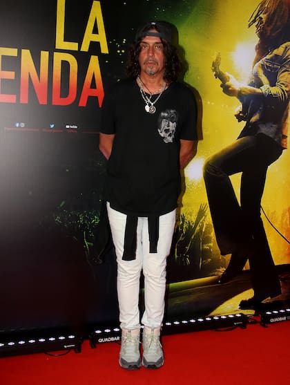 El Zorro Von Quintiero se acercó hasta el DOT para la premiere con su clásico estilo rockero