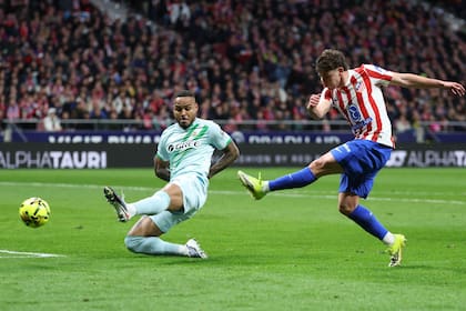 El zurdazo de Álvarez será despejado por el arquero Vallés