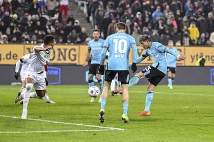 El zurdazo de Exequiel Palacios se transformará en el gol del agónico triunfo de Bayer Leverkusen