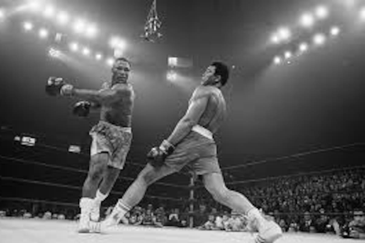 El zurdazo de Frazier se queda en el aire, desbaratado por una finta de Ali.