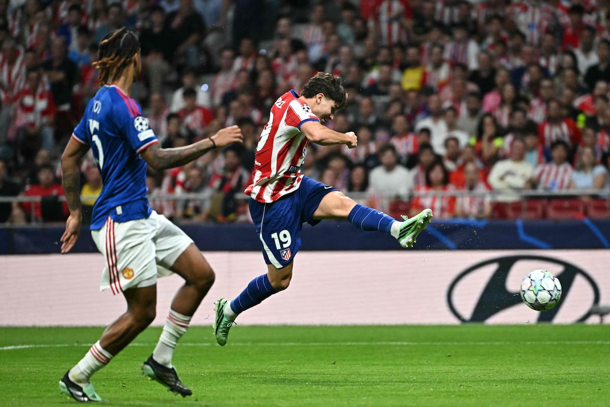 El zurdazo de Julián Alvarez dará en un poste; fue la situación de gol más clara que tuvo