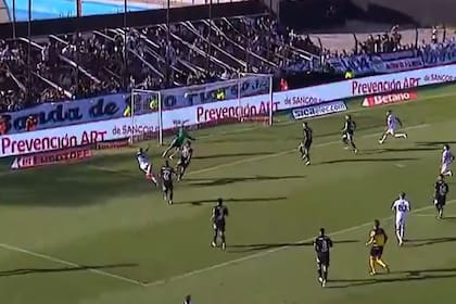 El zurdazo de Mayer Carrizo dará en el travesaño; Vélez lo pudo ganar en el final