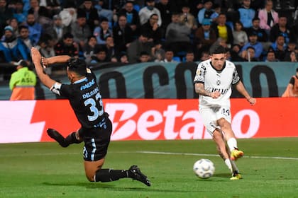 El zurdazo de Montiel llevará la pelota a la red del arco de Belgrano: era el 1-0 para Independiente