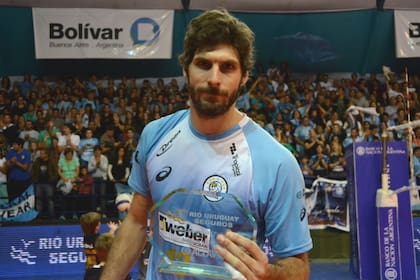 El Zurdo con su premio y la hinchada de Bolívar de fondo