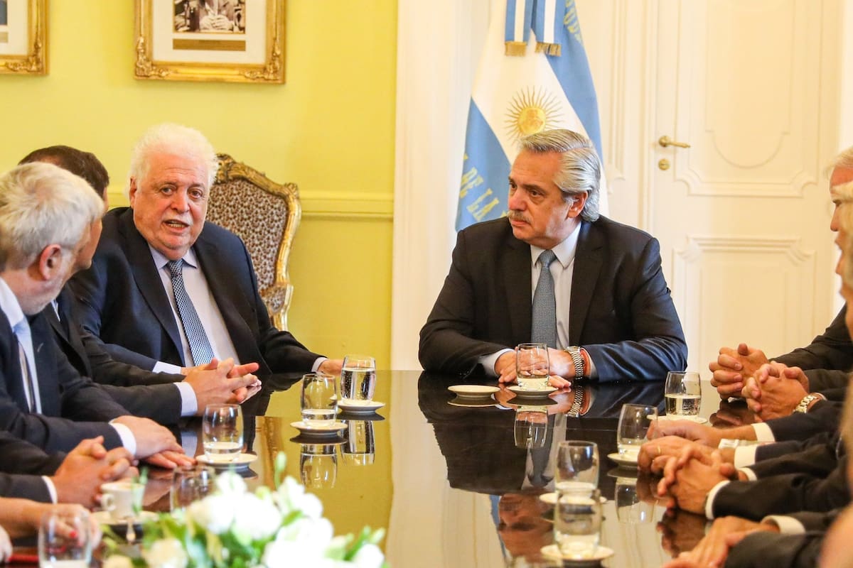 Elabora una versión más integral que incluya la contención del Estado para las mujeres que quieran continuar con el embarazo; Fernández visita al Papa a fin de mes