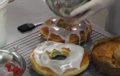 Elaboración de la rosca de Pascua en Punta Chica por las Monjas Benedictinas